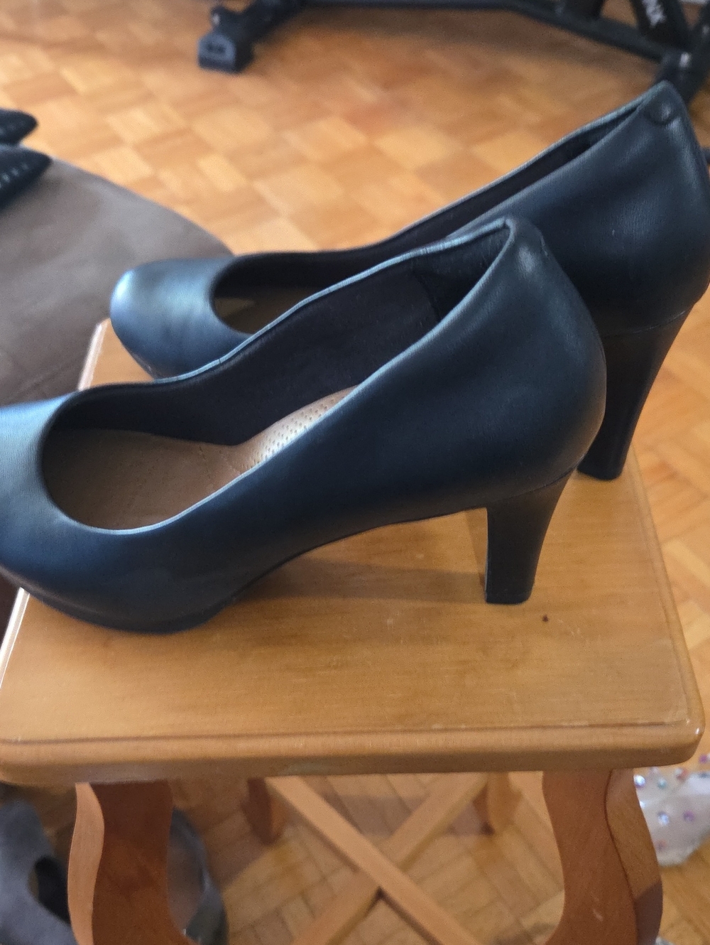 Classic Black Women's Mid Heel Pumps